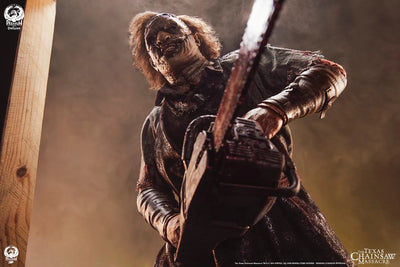 Leatherface - Deluxe Edition - LIMITED EDITION: 400 (Deluxe Edition) – PCS – ActionFigure Brasil — ângulo diferente