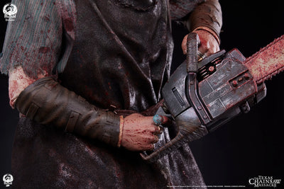 Leatherface - Deluxe Edition - LIMITED EDITION: 400 (Deluxe Edition) – PCS – ActionFigure Brasil — com base expositora