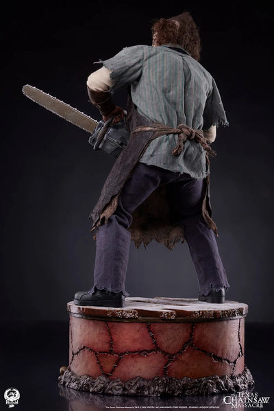 Leatherface - LIMITED EDITION: 400 – PCS – ActionFigure Brasil — com base expositora