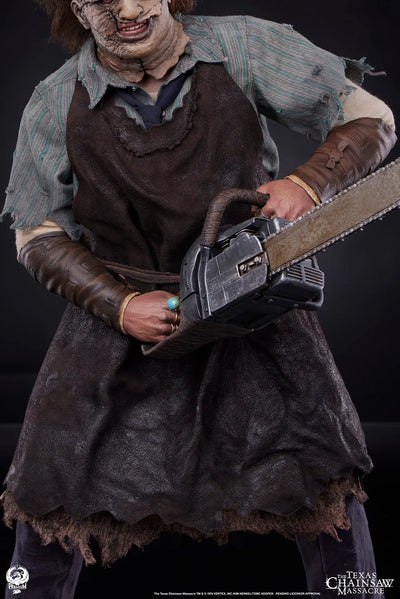 Leatherface - LIMITED EDITION: 400 – PCS – ActionFigure Brasil — com base expositora