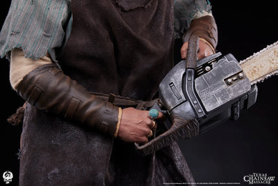 Leatherface - LIMITED EDITION: 400 – PCS – ActionFigure Brasil — com base expositora