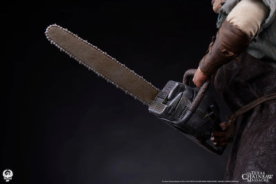 Leatherface - LIMITED EDITION: 400 – PCS – ActionFigure Brasil — ângulo diferente
