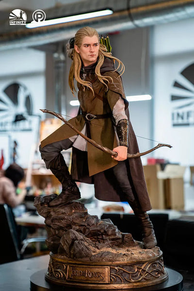 Legolas (Premium Edition) - LIMITED EDITION: 250 (Premium Edition) – Infinity Studio X Penguin Toys – ActionFigure Brasil — com base expositora