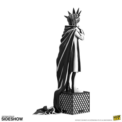 Liberty Girl - LIMITED EDITION – Mighty Jaxx – ActionFigure Brasil — com base expositora