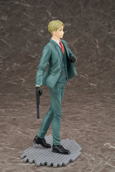 Loid Forger – FURYU Corporation – ActionFigure Brasil — ângulo diferente
