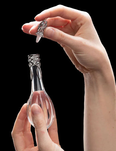 Lord of the Rings / Galadriel's Glass Vial 1/1 Prop Replicaㅤ – Weta – ActionFigureBrasil — ambientada
