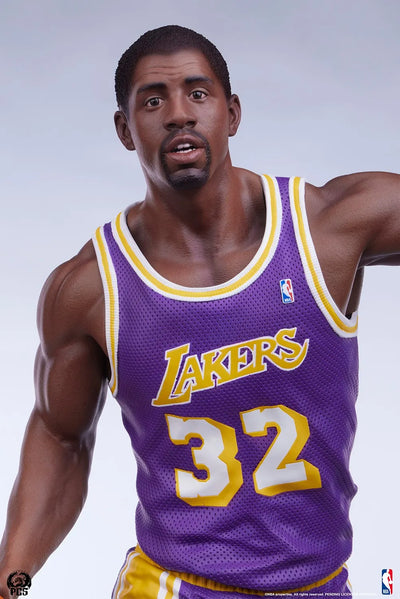 Magic Johnson - LIMITED EDITION: 250 – PCS – ActionFigure Brasil — ângulo diferente