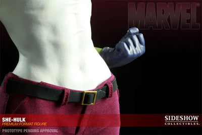 Marvel - 1/4 Scale Premium Figure: She-Hulkㅤ – Sideshow Collectibles – ActionFigureBrasil — ângulo diferente