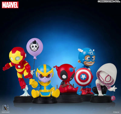Marvel Comics - Mini Statue: Deadpoolㅤ – Puella Magi Madoka Magica – ActionFigureBrasil — com base expositora