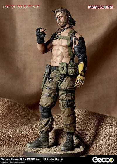 Metal Gear Solid V: The Phantom Pain - Venom Snake - 1/6 - Play Demo Ver. (Gecco, Mamegyorai)ㅤ – Gecco – ActionFigureBrasil — com base expositora