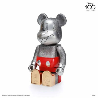 Mickey Mouse Disney 100 Be@rbrick 400% (Special Edition) – Royal Selangor – ActionFigure Brasil — iluminação de estúdio