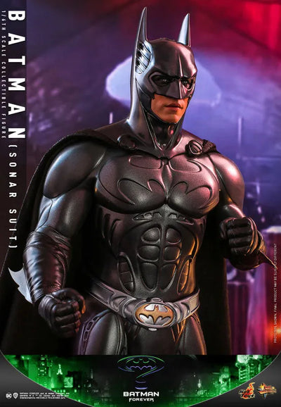 Movie Masterpiece "Batman Forever" 1/6 Scale Figure Batman (Sonar Suit Edition)ㅤ – Hot Toys – ActionFigureBrasil — com base expositora