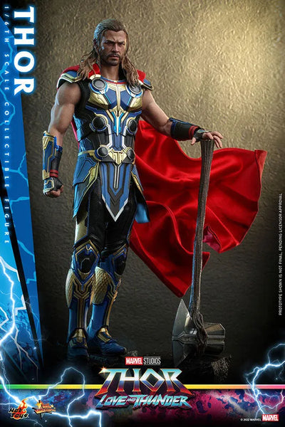 Movie Masterpiece "Thor: Love and Thunder" 1/6 Scale Figure Thorㅤ – Hot Toys – ActionFigureBrasil — com base expositora