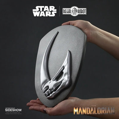 Mudhorn Signet Plaque – Regal Robot – ActionFigure Brasil — detalhe do produto