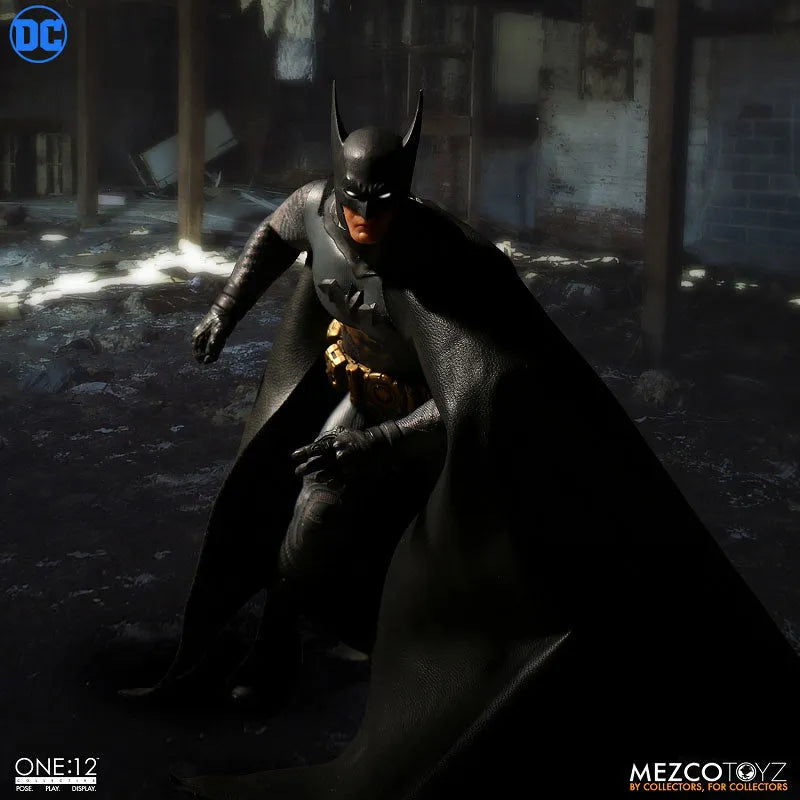 ONE:12 Collective - DC Comics: Ascending Knight Batman 1/12 Action Figureㅤ – Mezco – ActionFigureBrasil