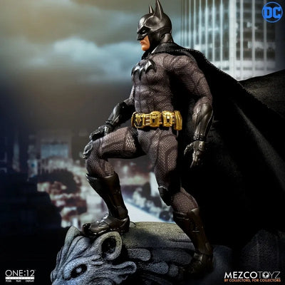ONE:12 Collective - DC Comics: Sovereign Knight Batman 1/12 Action Figure(Provisional Pre-order)ㅤ – Mezco Toyz – ActionFigureBrasil — ângulo diferente