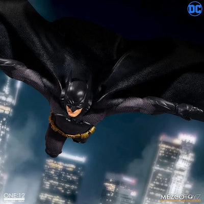 ONE:12 Collective - DC Comics: Sovereign Knight Batman 1/12 Action Figure(Provisional Pre-order)ㅤ – Mezco Toyz – ActionFigureBrasil — com base expositora