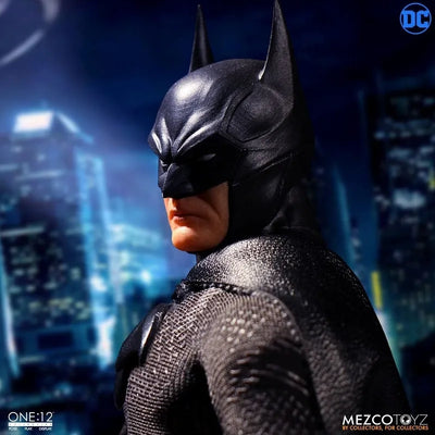 ONE:12 Collective - DC Comics: Sovereign Knight Batman 1/12 Action Figure(Provisional Pre-order)ㅤ – Mezco Toyz – ActionFigureBrasil — ângulo diferente