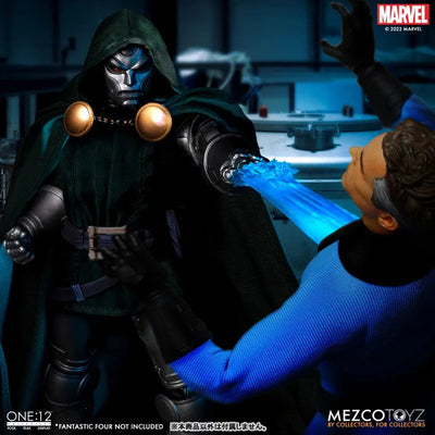 ONE:12 Collective / Marvel Comics: Dr. Doom 1/12 Action Figureㅤ – Mezco – ActionFigureBrasil — ângulo diferente