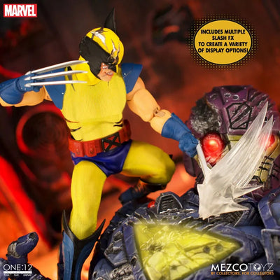 ONE:12 Collective Wolverine with Sentinel 1/12 Figure DX Steel Box Editionㅤ – Mezco – ActionFigureBrasil — ângulo diferente