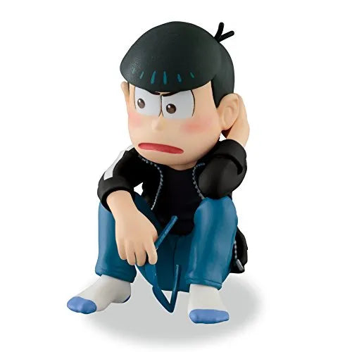 Osomatsu-san - Nadenade Mutsugo Vol.1 - Black Jersey Ver. - Karamatsuㅤ – Avex Pictures – ActionFigureBrasil