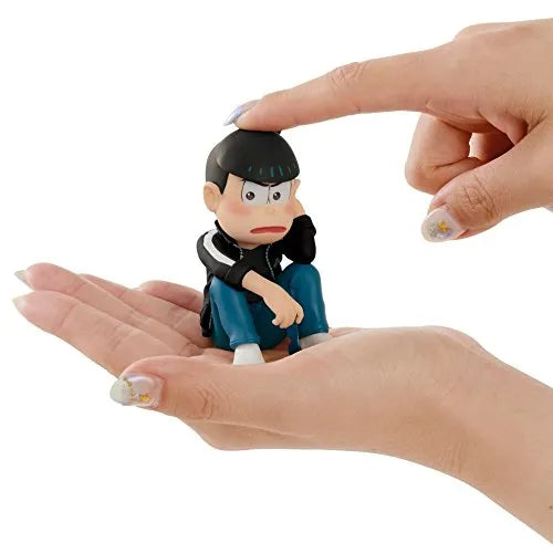 Osomatsu-san - Nadenade Mutsugo Vol.1 - Black Jersey Ver. - Karamatsuㅤ – Avex Pictures – ActionFigureBrasil