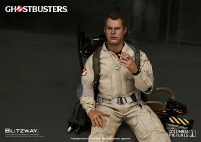 P UMS Ghostbusters - 1/6 Collectible Figure Dan Aykroyd as Raymond Stantzㅤ – Blitzway – ActionFigureBrasil — ângulo diferente