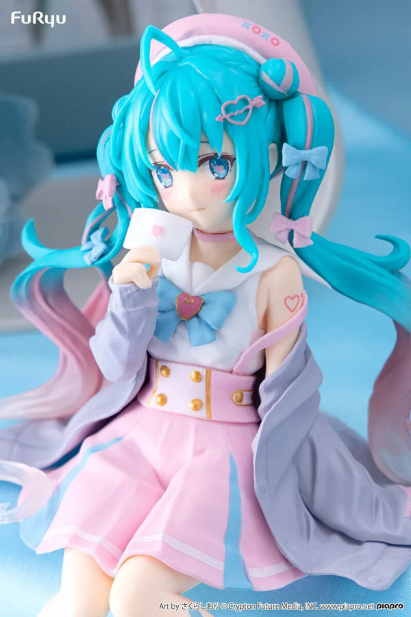 Piapro Characters - Hatsune Miku - Noodle Stopper Figure - Koisuru Sailor Fuku, Gray ver. (FuRyu)ㅤ – FuRyu – ActionFigureBrasil
