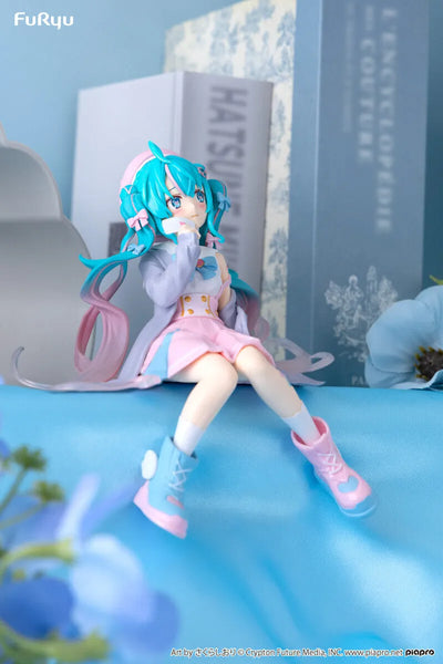 Piapro Characters - Hatsune Miku - Noodle Stopper Figure - Koisuru Sailor Fuku, Gray ver. (FuRyu)ㅤ – FuRyu – ActionFigureBrasil — embalagem