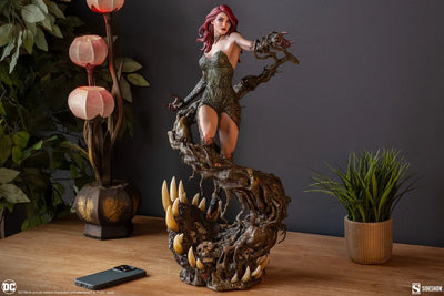 Poison Ivy: Deadly Nature - LIMITED EDITION: 1000 – Sideshow Collectibles – ActionFigure Brasil — com base expositora