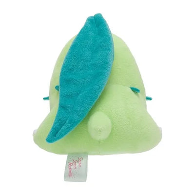 Pokemon - Chikorita - Saiko Soda Refresh Plushie (Pokemon Center)ㅤ – Pokémon Center – ActionFigureBrasil — detalhe do produto