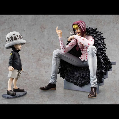 Portrait of Pirates Corazon & Law – MegaHouse – ActionFigure Brasil — com base expositora