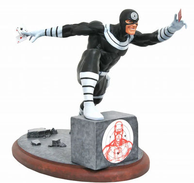 Premier Collection / Marvel Comics: Bullseye Statueㅤ – Diamond Select Toys – ActionFigureBrasil — ângulo diferente