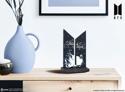 Premium BTS Logo: Black Swan Edition - LIMITED EDITION (Black Swan Edition) – Sideshow Collectibles – ActionFigure Brasil — ângulo diferente