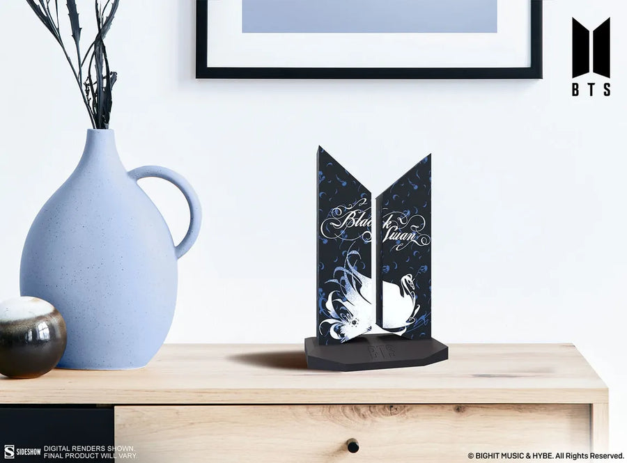 Premium BTS Logo: Black Swan Edition - LIMITED EDITION (Black Swan Edition) – Sideshow Collectibles – ActionFigure Brasil