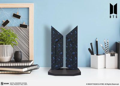 Premium BTS Logo: Black Swan Edition - LIMITED EDITION (Black Swan Edition) – Sideshow Collectibles – ActionFigure Brasil — acessórios