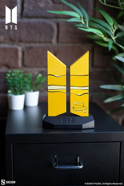 Premium BTS Logo: Butter Edition - LIMITED EDITION (Butter Edition) – Sideshow Collectibles – ActionFigure Brasil — ângulo diferente