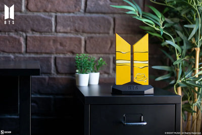 Premium BTS Logo: Butter Edition - LIMITED EDITION (Butter Edition) – Sideshow Collectibles – ActionFigure Brasil — iluminação de estúdio