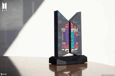 Premium BTS Logo: Hangeul Edition - LIMITED EDITION (Hangeul Edition) – Sideshow Collectibles – ActionFigure Brasil — detalhe do produto
