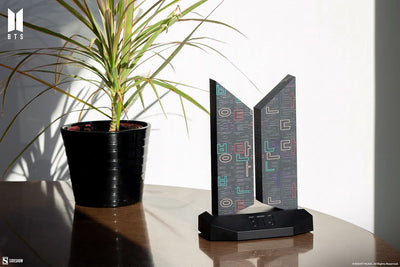 Premium BTS Logo: Hangeul Edition - LIMITED EDITION (Hangeul Edition) – Sideshow Collectibles – ActionFigure Brasil — ambientada