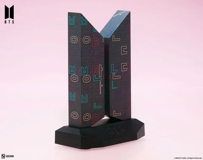 Premium BTS Logo: Hangeul Edition - LIMITED EDITION (Hangeul Edition) – Sideshow Collectibles – ActionFigure Brasil — ângulo diferente