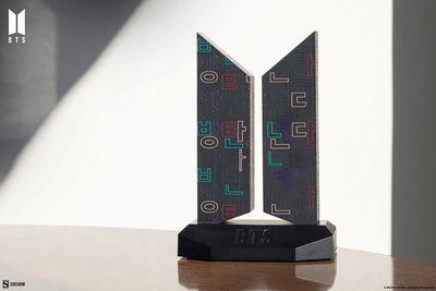 Premium BTS Logo: Hangeul Edition - LIMITED EDITION (Hangeul Edition) – Sideshow Collectibles – ActionFigure Brasil — com base expositora