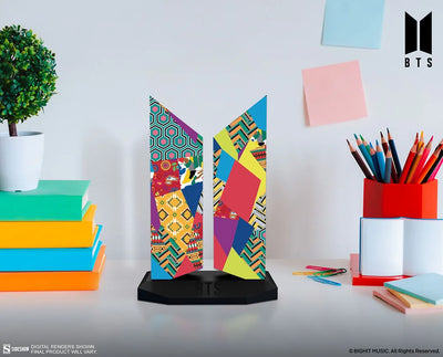 Premium BTS Logo: Idol Edition - LIMITED EDITION (Idol Edition) – Sideshow Collectibles – ActionFigure Brasil — ângulo diferente