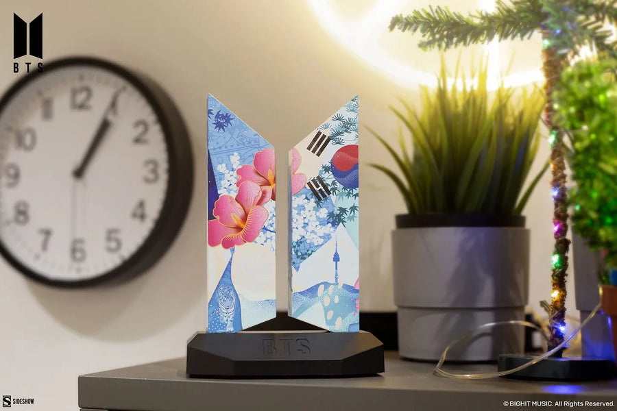 Premium BTS Logo: Seoul Edition - LIMITED EDITION (Seoul Edition) – Sideshow Collectibles – ActionFigure Brasil