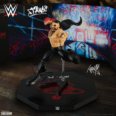Roman Reigns - LIMITED EDITION – Stancé Designer Art Toys – ActionFigure Brasil — com base expositora