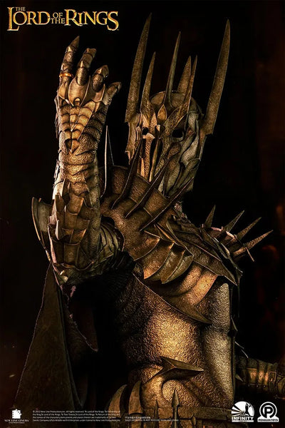 Sauron - LIMITED EDITION: 99 – Infinity Studio X Penguin Toys – ActionFigure Brasil — com base expositora