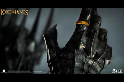 Sauron - LIMITED EDITION: 99 – Infinity Studio X Penguin Toys – ActionFigure Brasil — com base expositora