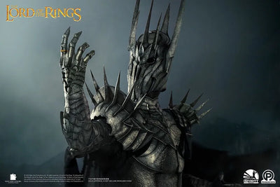 Sauron - LIMITED EDITION: 99 – Infinity Studio X Penguin Toys – ActionFigure Brasil — com base expositora
