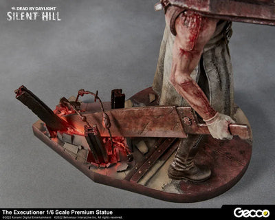 SILENT HILL x Dead by Daylight / Executioner 1/6 Scale Premium Statueㅤ – Gecco – ActionFigureBrasil — ângulo diferente