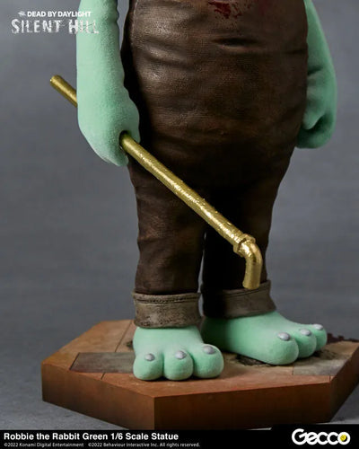 SILENT HILL x Dead by Daylight / Robbie the Rabbit Green 1/6 Scale Statueㅤ – Gecco – ActionFigureBrasil — com base expositora